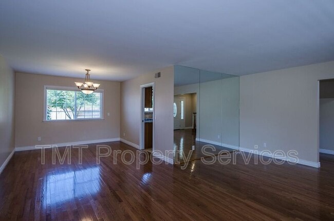 Building Photo - 485 Meadowbrook Dr