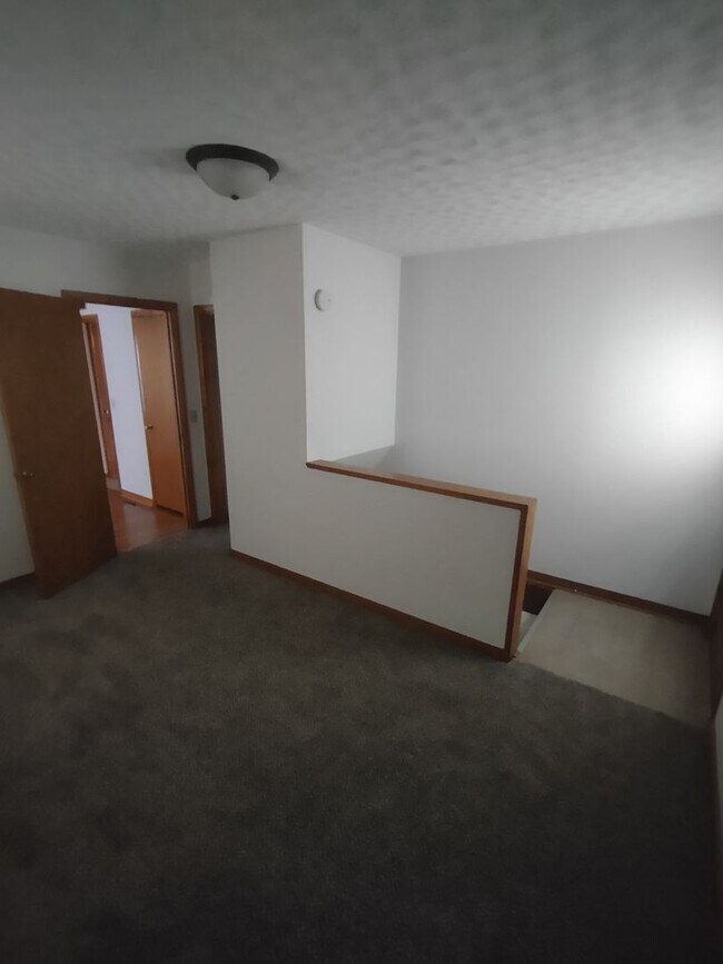 Building Photo - Awesome 3 bedroom 1 bathroom home recently remodeled in Junction City!!