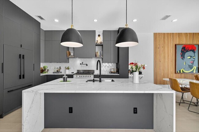 Building Photo - 423 W Amelia Ave