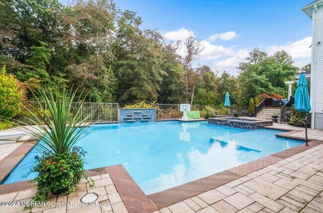 Building Photo - 29 Northwoods Rd