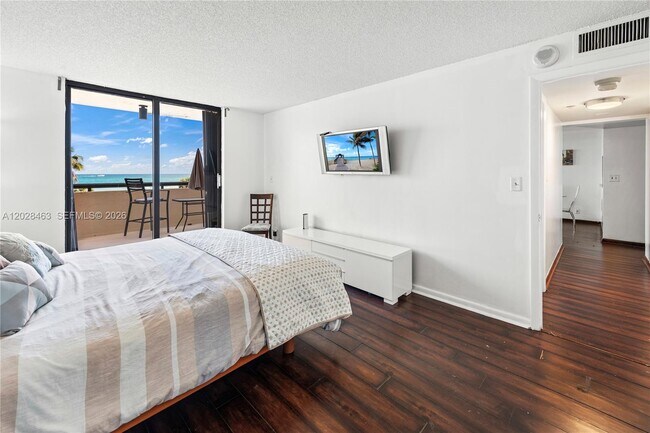 Building Photo - 2555 Collins Ave