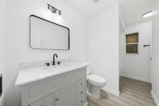 Building Photo - 515 Floral Dr