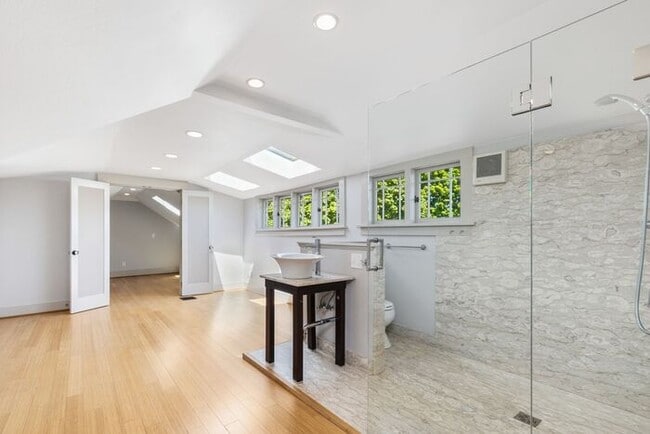 Building Photo - Charming AIR CONDITIONED Leschi Craftsman