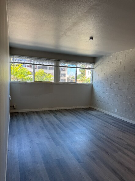 Building Photo - 219 Queen Anne Ave N