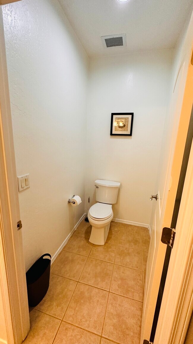 Building Photo - 10655 N 9th St