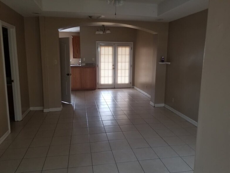 Building Photo - 1409 W Kiwi Ave