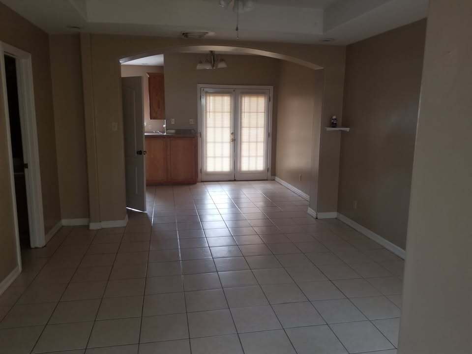 Building Photo - 1409 W Kiwi Ave