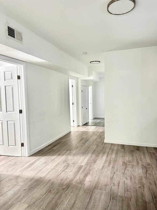 Building Photo - 619 Seneca St