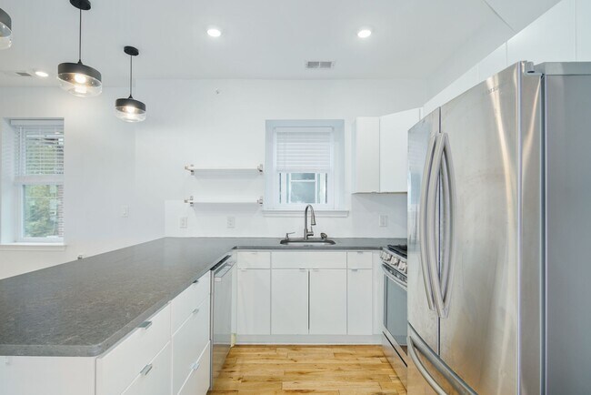 Building Photo - 4300 Larchwood Ave