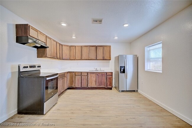 Building Photo - 915 S Waldron Ave