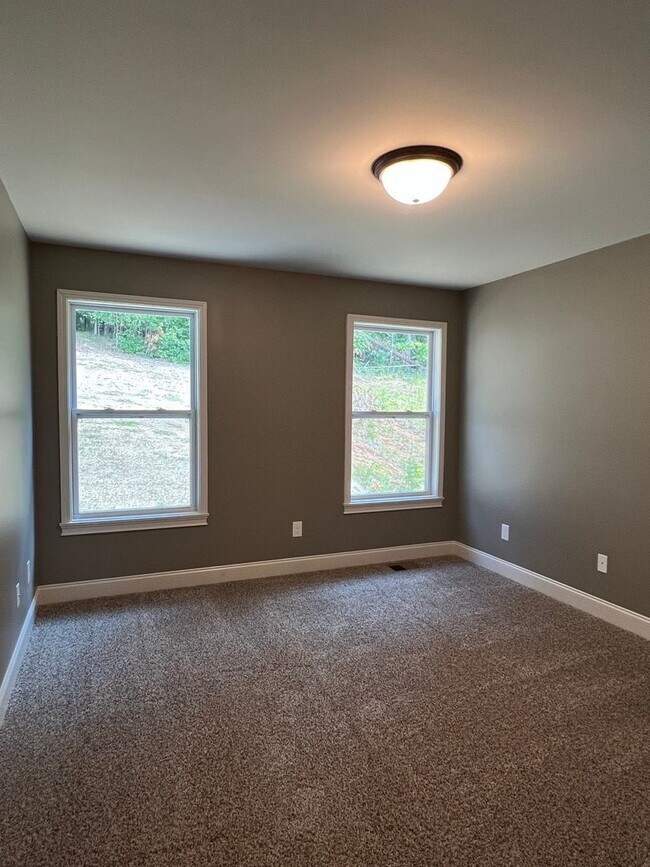 Building Photo - Lenoir City 37771 - Available 6/1/26, 3 bedroom, 2 bath home - Contact Chad Weeks (865)567-6193