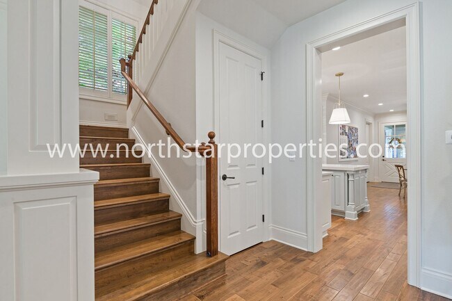 Building Photo - Custom Built Lake Oswego Home Near Lakerid...