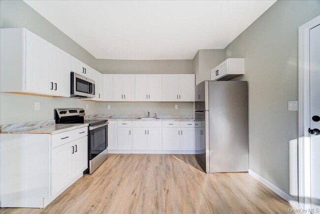 Building Photo - 108 Pine St