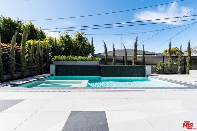 Building Photo - 159 S Bowling Green Way