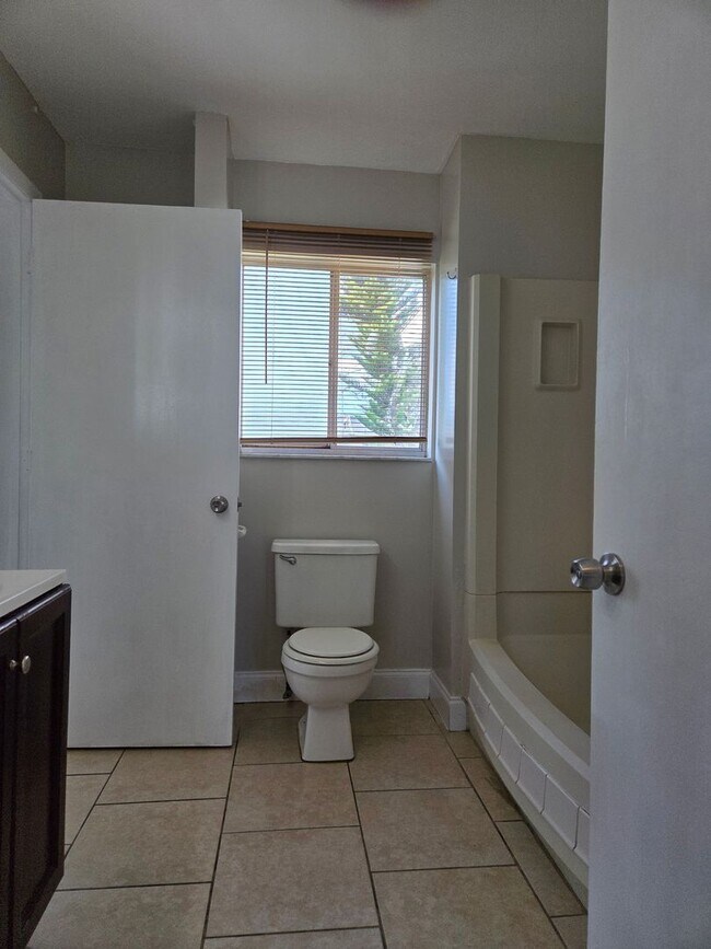 Building Photo - S. BISCAYNE & TAMIAMI TRAIL / 2 bedroom home / $ 1450