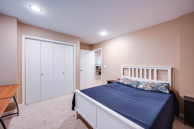 Building Photo - Luxury Rental: Chef’s Kitchen, Hot Tub & Room to Entertain