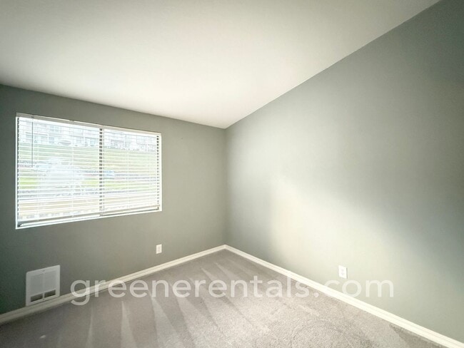 Building Photo - 2BR/1.5BA 3rd Floor Condo Overlooking Sinclair Inlet