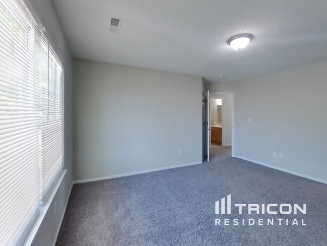 Building Photo - 1401 Thomas Dr