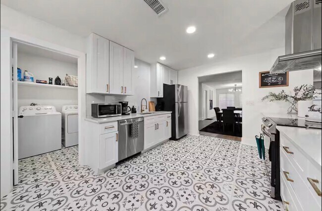 Building Photo - Stunning Home with Spacious Layout & Modern Upgrades