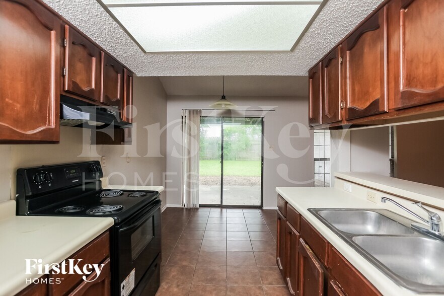 Building Photo - 7527 Lincoln Village Dr