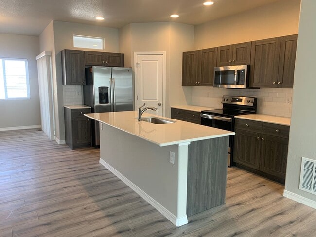 Building Photo - 3 BEDROOM TOWNHOME LOCATED in the The Town...