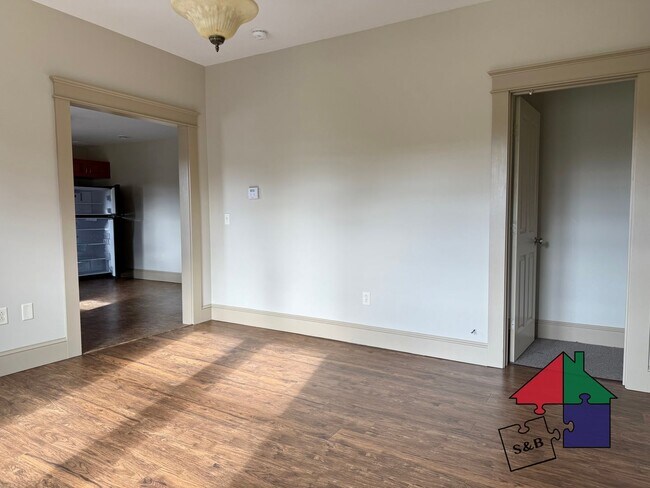 Building Photo - 14 Ayers St