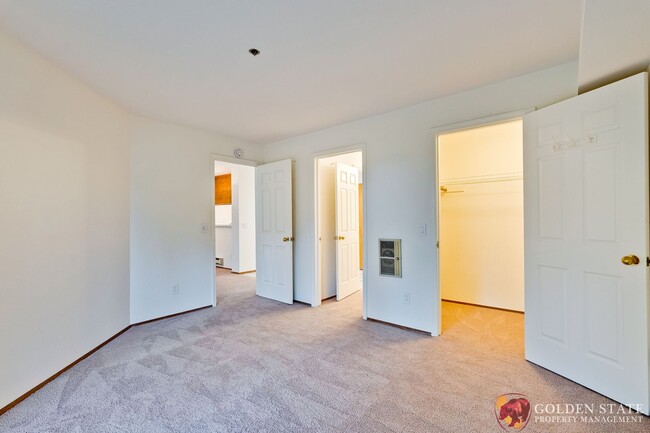 Building Photo - Top Floor Corner Unit - New Carpet - Eleva...