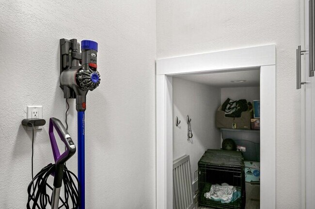 Building Photo - 995 Airport Rd