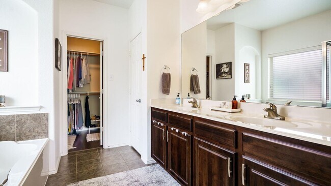 Building Photo - Beautiful 3 bedroom 2 bath and an office w...