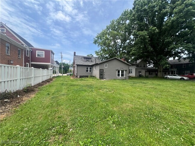 Primary Photo - 214 Front St