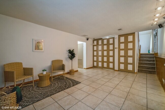 Building Photo - 567 Forum Dr