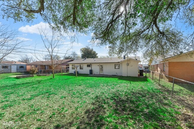 Building Photo - 1419 Teekell St