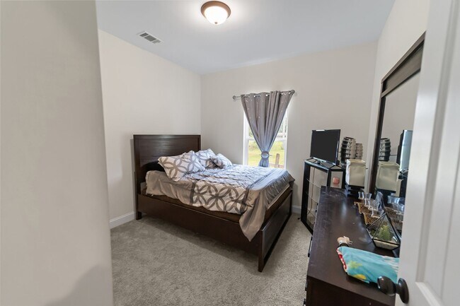 Building Photo - Comfort & Style Meet in This Beautiful 4 Bedroom Midway Home