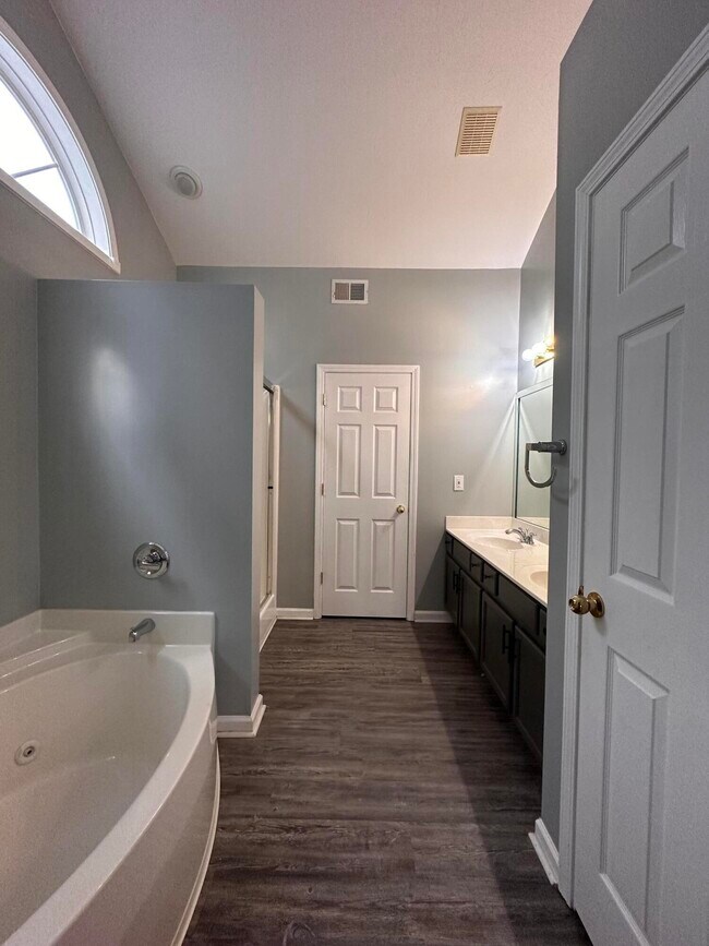 Building Photo - 508 Newbury Way