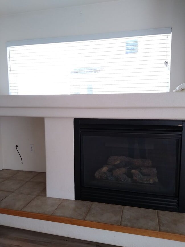 Building Photo - Massive and Expansive 5 Bedroom Green Vall...