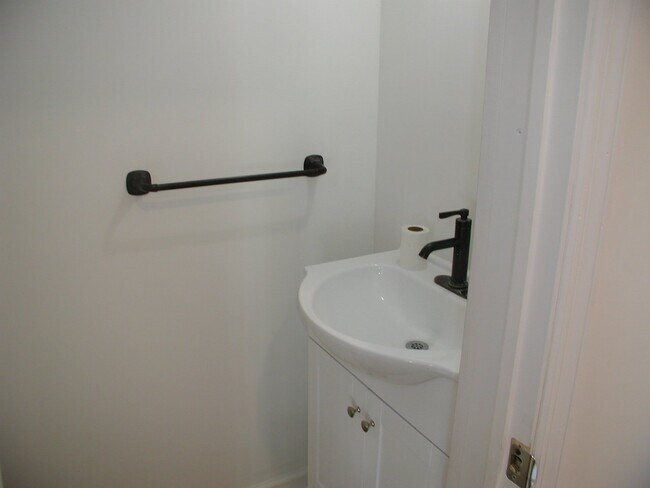 Building Photo - Beautiful 3 Bed - 1.5 Bath in Collingswood!