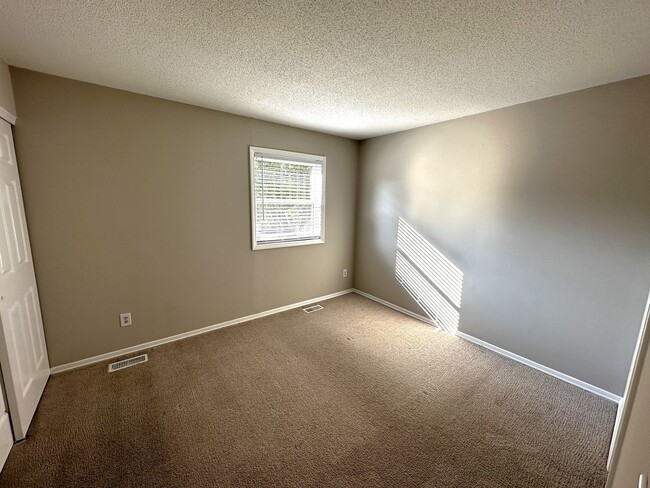 Building Photo - Convenient Townhome just off Lawndale Dr i...