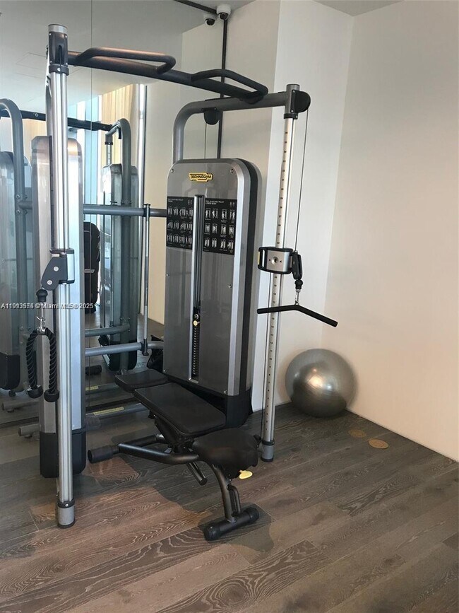 Building Photo - 650 NE 32nd St