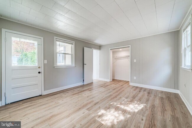 Building Photo - 10736 Maple St