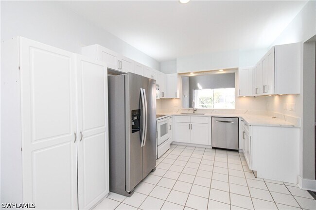 Building Photo - 135 Lady Palm Dr