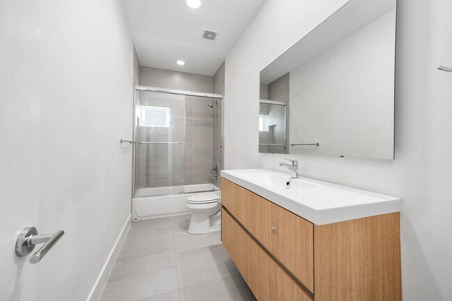 Building Photo - 5519 Paraiso Pl
