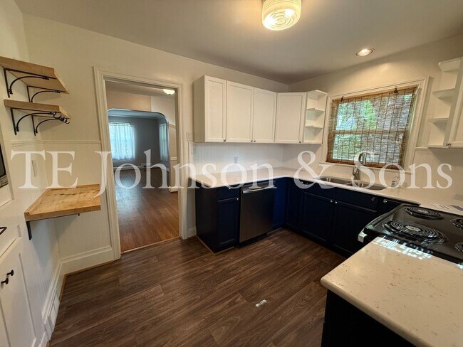 Building Photo - Charming 3-Bedroom Home with Screened Porc...