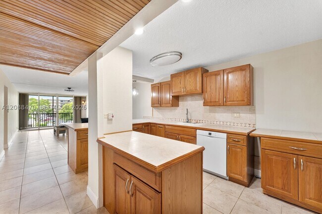 Building Photo - 4 Royal Palm Way