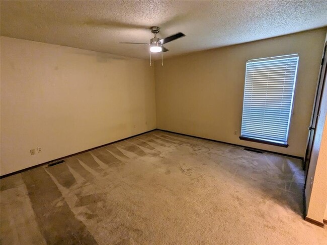 Building Photo - 2116 Oakvista Cir