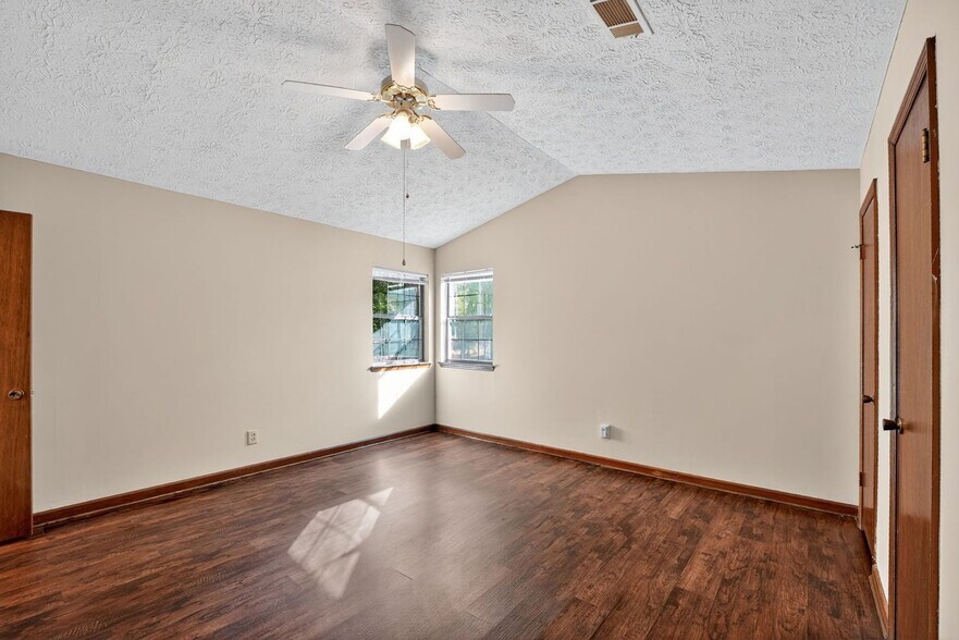 Building Photo - 165 Paces Dr