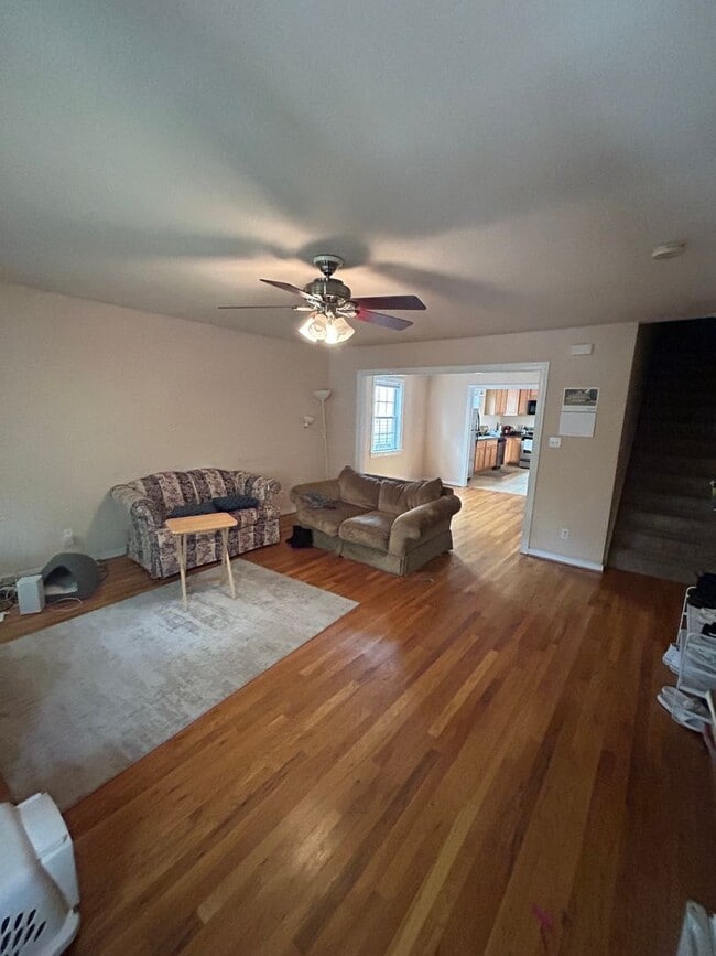 Building Photo - Large 3 Bedroom | 2.5 Bath in The Fan!