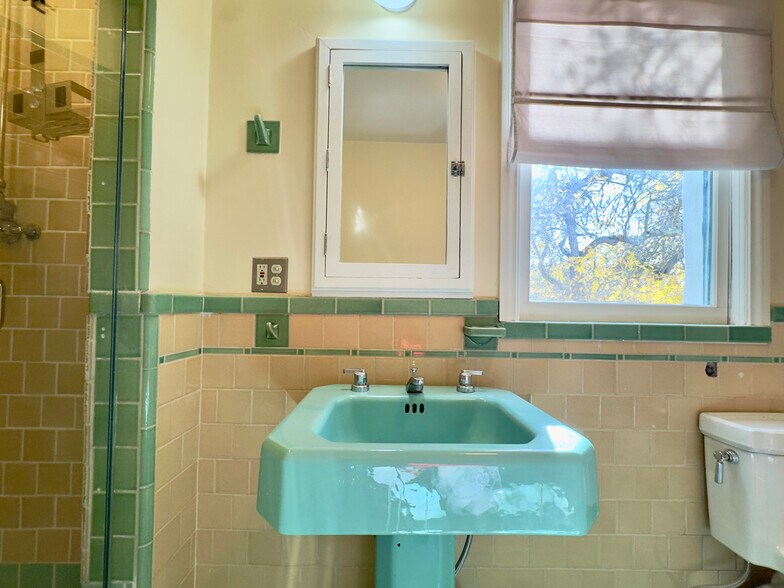 Building Photo - 1645 Scenic Ave