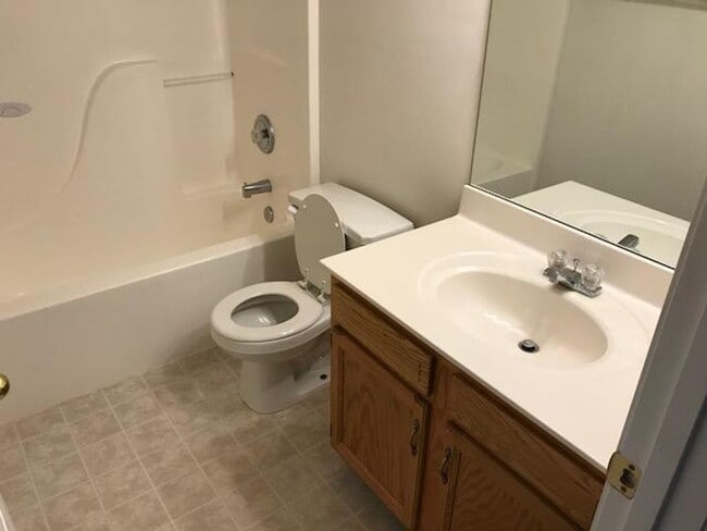 Building Photo - 3BR/2BA with neighborhood pool included!