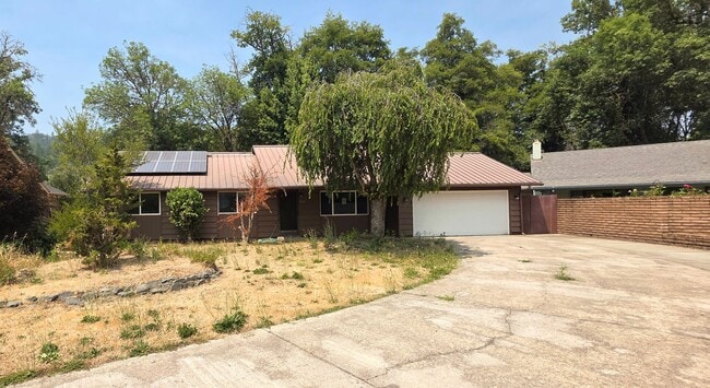Building Photo - 3 Bed 2 Bath Home w/Attached Garage