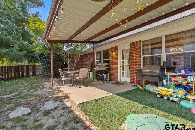 Building Photo - 308 Willow Rd